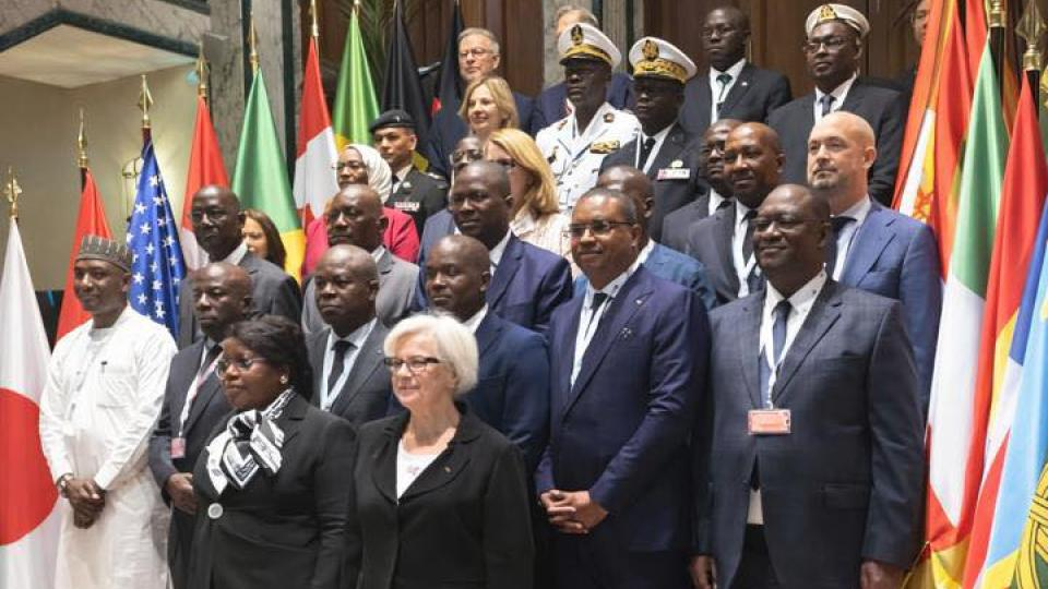 La première réunion plénière du G7++ des amis du golfe de Guinée s’est achevée le 16 avril 2026 sous la coprésidence conjointe de la France et du Gabon. Cette rencontre marque une étape stratégique pour la sécurisation d’un couloir maritime vital où se jouent la stabilité régionale et la fluidité du commerce international.