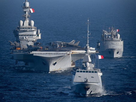 Le 6 mai 2026, le porte-avions Charles de Gaulle franchit le canal de Suez et met le cap sur le golfe d'Aden. Il ne participe à aucune des deux opérations militaires américianes en cours dans la région, ni à "Fureur épique", ni à son successeur "Projet Liberté". Ce déploiement se veut être une démonstration de force qui affirme la capacité française à agir sans s'aligner.