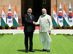 L’Inde et la Corée du Sud viennent de sceller une alliance en s'engageant à doubler leurs échanges commerciaux pour atteindre 50 milliards de dollars d’ici 2030. Cette annonce, faite à New Delhi, positionne les deux nations comme des partenaires indispensables face à l’instabilité énergétique et aux tensions croissantes en Asie.