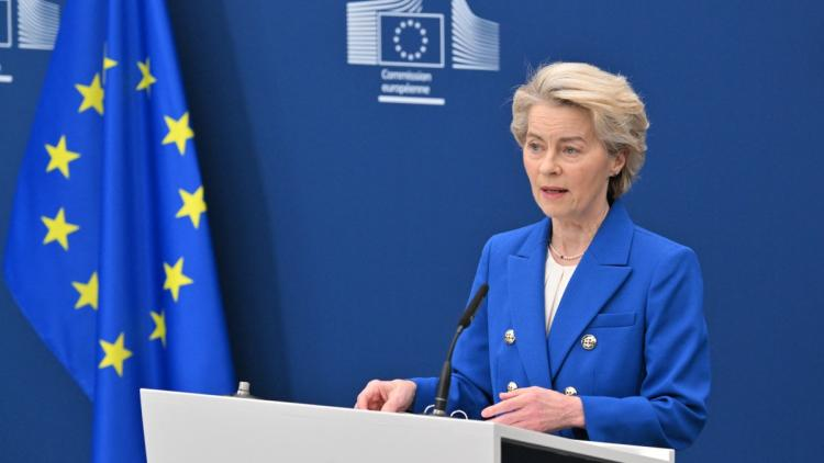 L'Union européenne a entamé une mutation historique de sa doctrine de sécurité en mobilisant près de 810 milliards d'euros pour transformer son industrie de défense en un pilier de souveraineté mondiale. Ce basculement financier s'accompagne d'une suspension inédite des règles budgétaires afin de permettre aux États membres d'investir massivement dans leur protection collective.