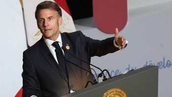 Emmanuel Macron a quitté Paris le 9 mai pour une tournée de cinq jours qui l'emmène d'Alexandrie à Nairobi, en passant par Addis-Abeba. Ce périple, le dernier d'envergure africaine avant la fin de son second mandat en mai 2027, est présenté par l'Élysée comme le "bilan" d'une politique de rupture avec la Françafrique. Mais derrière les discours sur le renouveau et les inaugurations symboliques, chaque étape révèle la fragilité d'une position française sur un continent qui n'attend plus Paris pour se redéfinir.