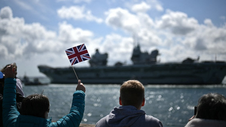 Alors que se développe l'Atlantic Bastion, la Royal Navy reprend officiellement le commandement du Premier Groupe maritime permanent de l'OTAN au cœur des eaux stratégiques du Grand Nord. Ce passage de témoin à Portsmouth confirme le retour de la Grande-Bretagne comme verrou principal de l'Atlantique face aux ambitions croissantes de la Russie dans l'Arctique.