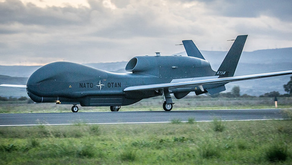 L'OTAN consolide sa supériorité informationnelle grâce au déploiement permanent de sa flotte de drones RQ-4D Phoenix depuis la base stratégique de Sigonella en Sicile. Ces drones de haute altitude permettent à l'Alliance de surveiller ses frontières en temps réel et de s'affranchir des contraintes météorologiques ou orbitales qui limitent les satellites traditionnels.