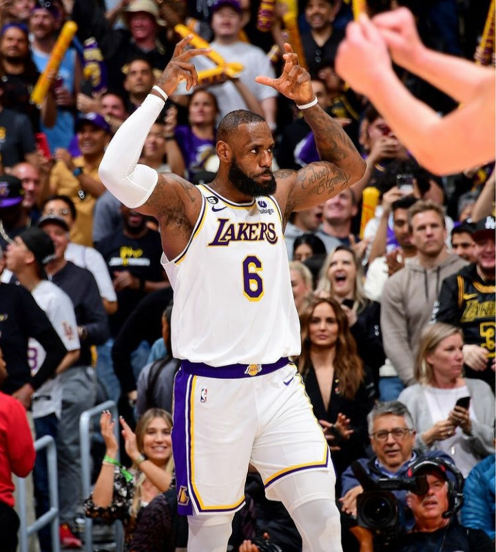 Lebron coloca a "coroa" após vitória em cima do Memphis Grizzilies (Reprodução: Instagram/@lakers)