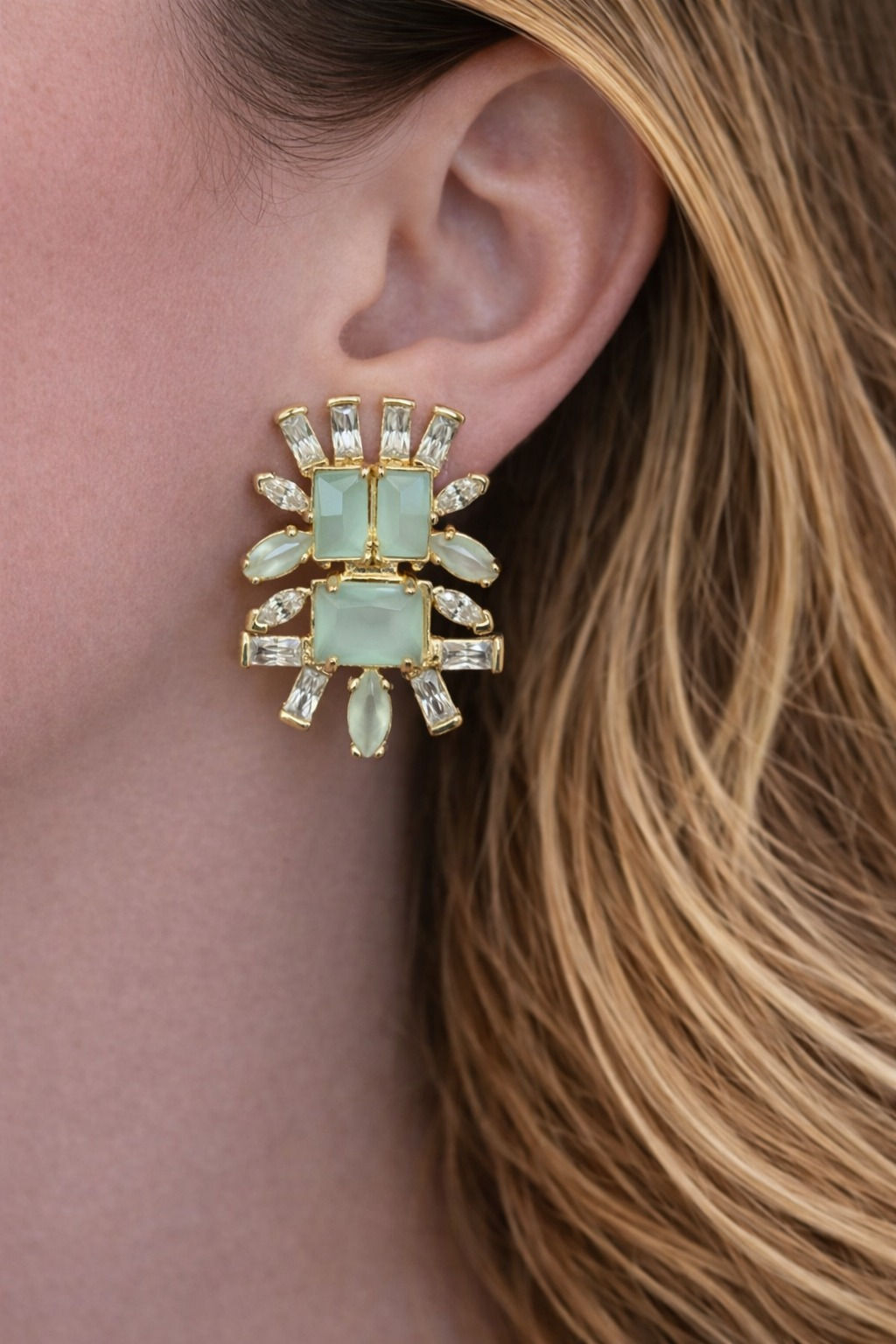 Brinco Dourado com pedras Verde Clara