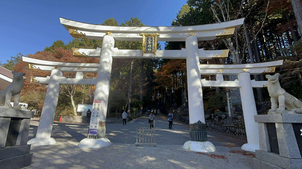 御本殿に向かう三ツ鳥居