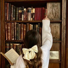 Día del Libro 2026, persona leyendo y disfrutando de la lectura como hábito saludable