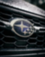 Frente do carro com a marca da Subaru