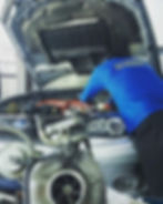 Mecanico analisando a frente do carro