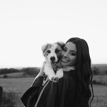Ensaio formatura em preto e branco com formanda sorrindo