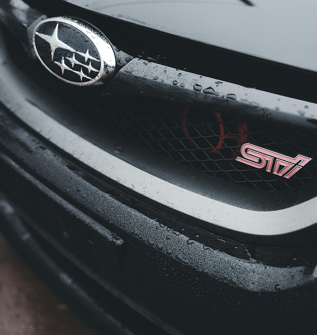 Frente de um carro subaru STI