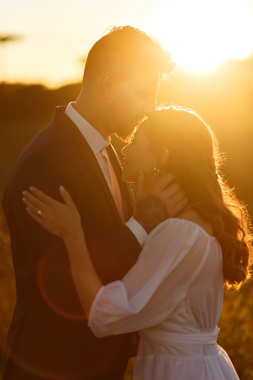 foto de casamento - Casal no jardim de beijando