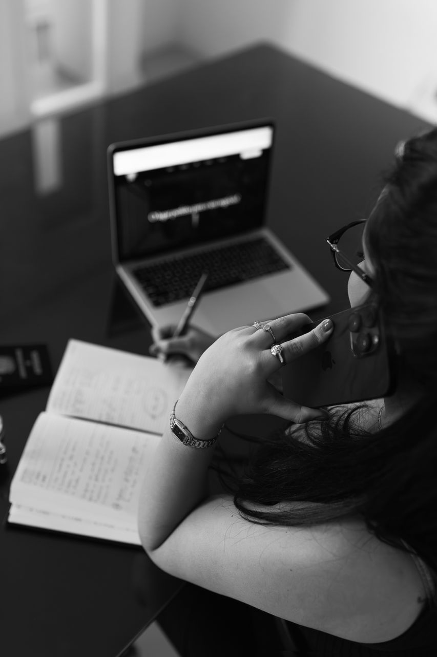 Advogada da JMP Advocacia atendendo o telefone