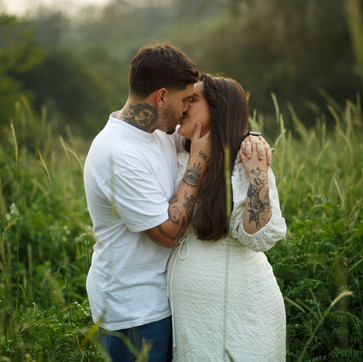 Casal se beijando no campo