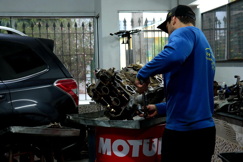 Mecanico inspecionando um motor subaru