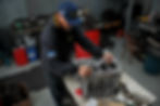 Mecanico da VH Barcelos enspecioana o motor de um Subaru