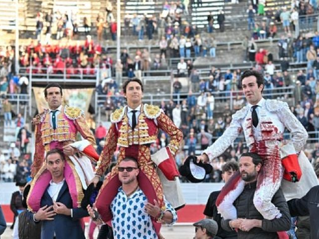 ARLES (Fr.): Emilio de Justo, Roca Rey y Tomás Rufoen volandas