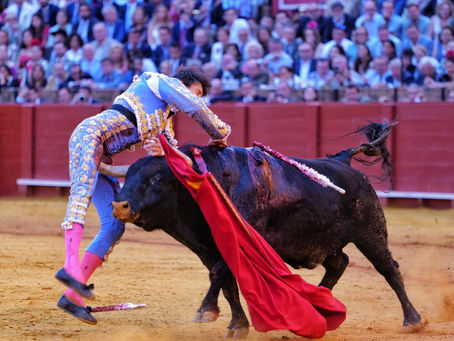 SEVILLA: Roca Rey corta dos orejas tras un faenón en el que sufre una grave cornada
