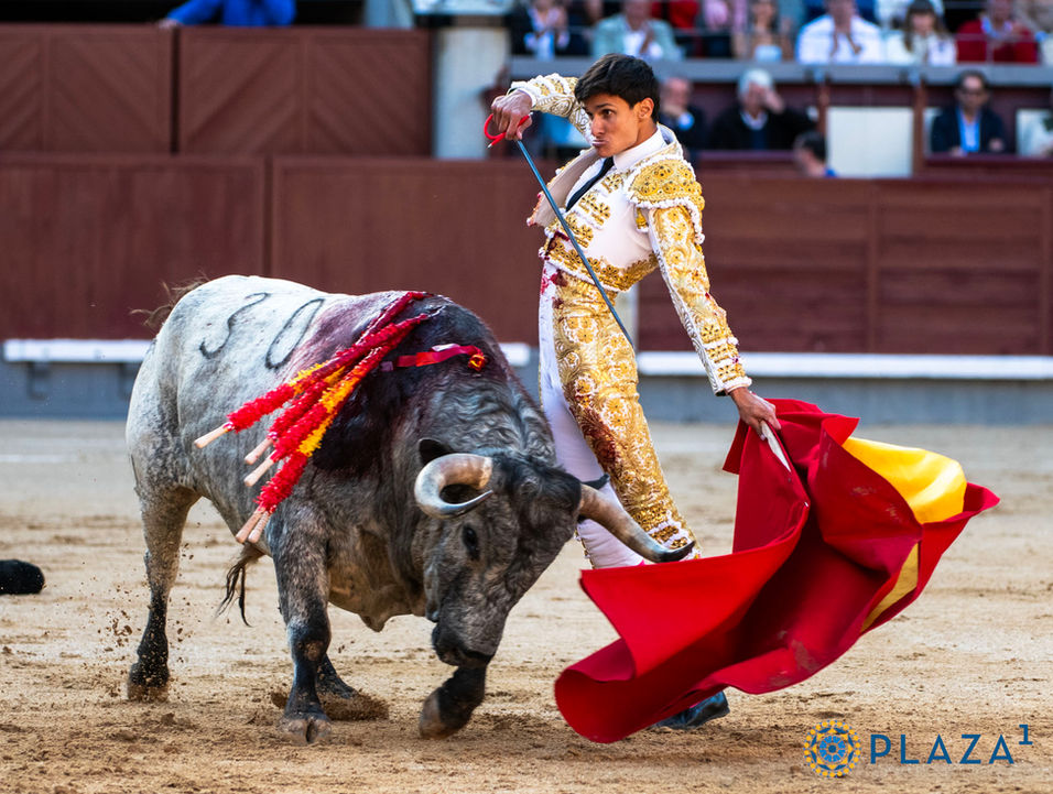 PAMPLONA: Diosleguarde y David Galván tocan pelo