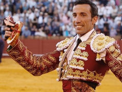 VALENCIA: Solitaria oreja para David de Miranda