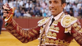 VALENCIA: Solitaria oreja para David de Miranda