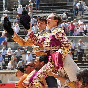 NÎMES: Adriano y El Rafi a hombros con dos orejas por coleta