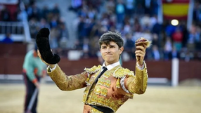MADRID: El novillero Aarón Palacio toca pelo