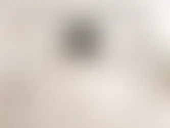 Infografik eines höhenverstellbaren Schreibtischs mit Monitor und 9 nummerierten Ursachen für Wackeln, mit dem Titel „Warum Ihr höhenverstellbarer Schreibtisch wackelt“, in einem hellen Raum.