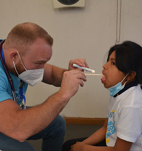 dépistage d'angine bactérienne pratiquer par un infirmier sur un petite fille