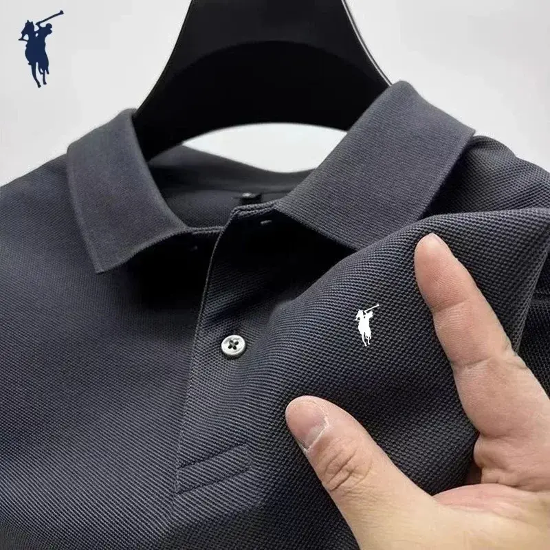 Miniatura: Camisa polo masculina de manga curta com design delicado.