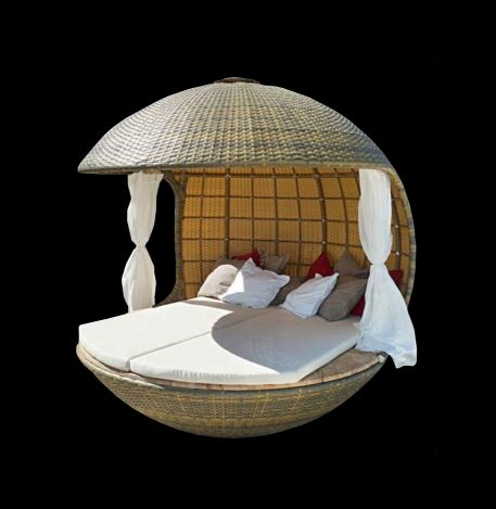 HIGH QUALITY ALL WEATHER WICKER DAY BED & CUSHIONS
