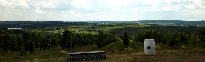 Flat-mountain lake