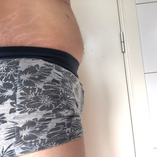 Bruno in boxers, zij aanzicht 2