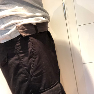 Bruno in cargo shorts, zij aanzicht