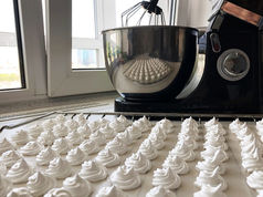 Jakie maszyny wielofunkcyjne są przydatne w cukierni?