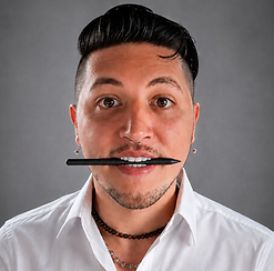 Rafal com uma caneta para desenhos digitais.