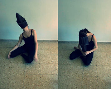 Gergana Elenkova, Accesorio cabezal para un sujeto II, 2016, instalación corporal. Registro fotográfico de la performance.