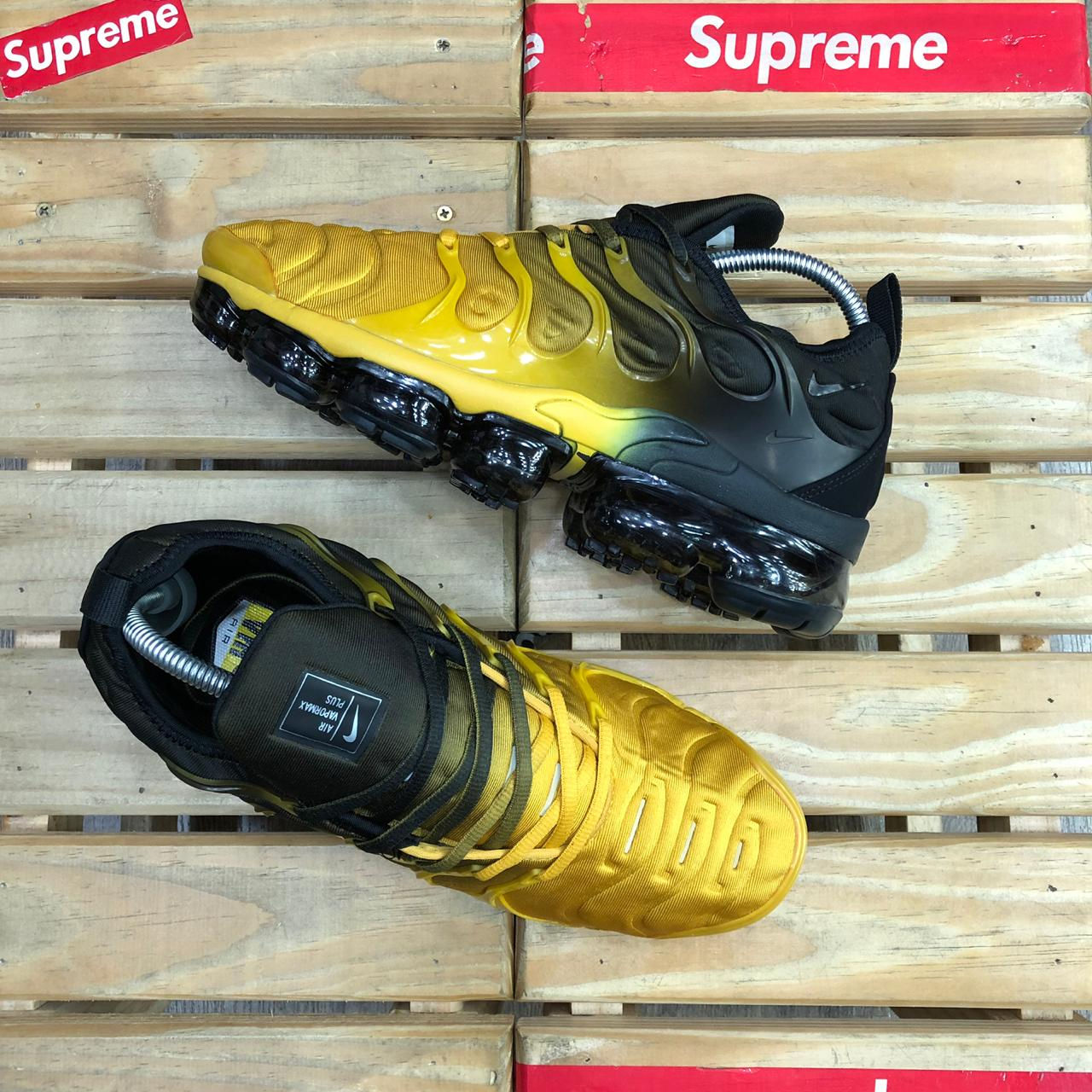 TÊNIS NIKE VAPORMAX PLUS PRETO E AMARELO