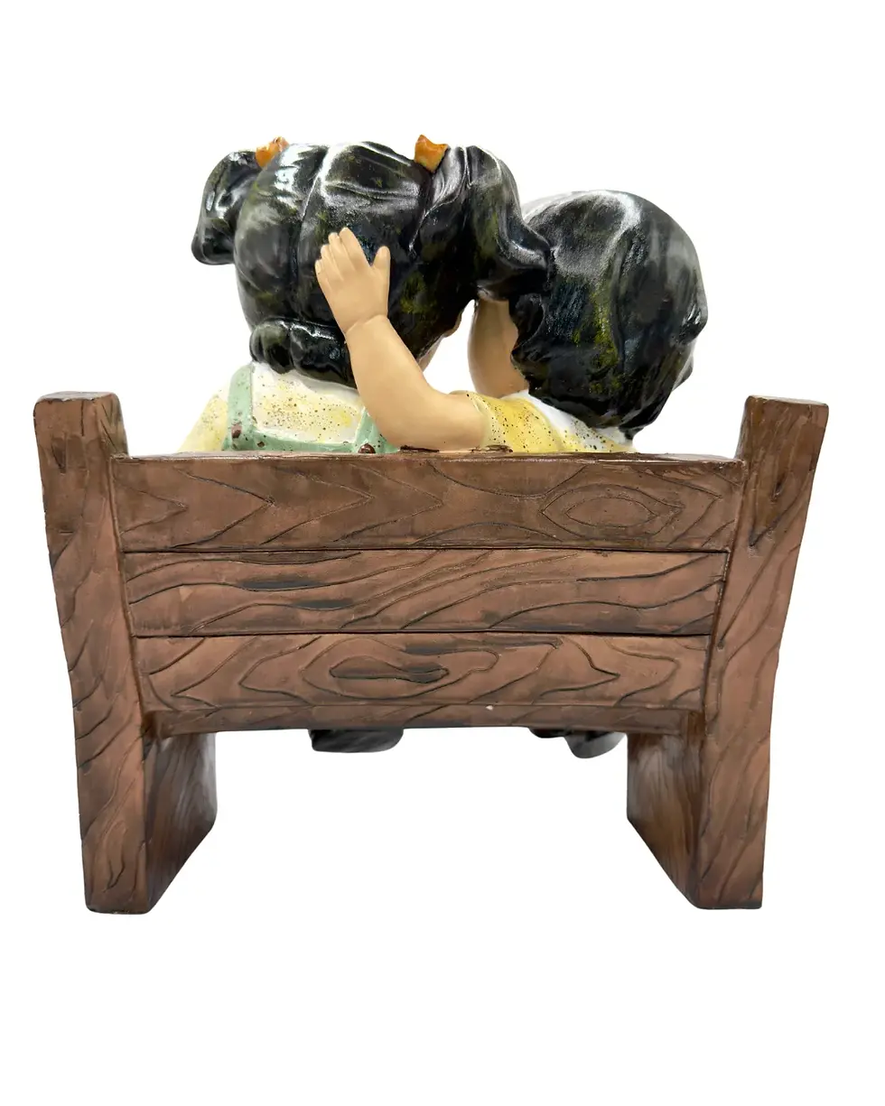 Thumbnail: Figura decorativa de niños sentados en banco con paloma, en resina, estilo tierno y romántico.