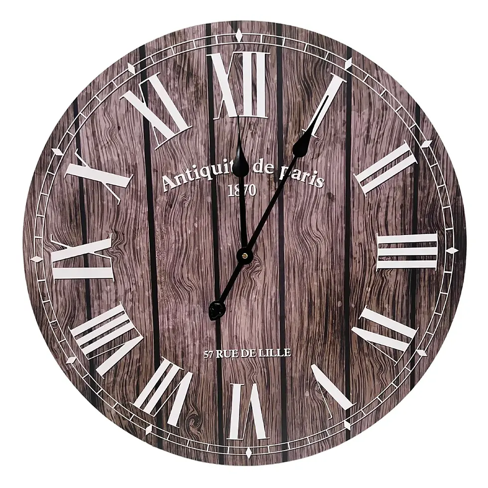 Reloj de pared estilo vintage con fondo de madera y números romanos