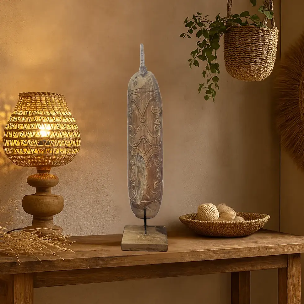 Figura tribal tallada en madera artesanal con base rústica, decoración étnica natural