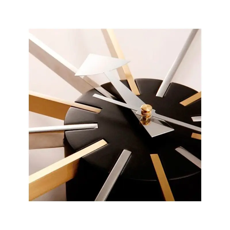 Miniatura: Reloj de pared moderno de 61 cm con diseño radial en cromo y latón, estilo minimalista.