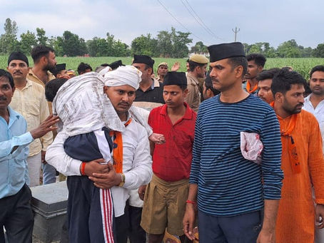 उत्तर प्रदेश के गोंडा में गुरुवार को हुए रेल हादसे में घायलों और पीड़ितों को बचाने के लिए राष्ट्रीय स्वयंसेवक संघ (आरएसएस) और सेवा भारती अवध प्रांत (गोंडा) के स्वयंसेवक मदद के लिए आगे आए।