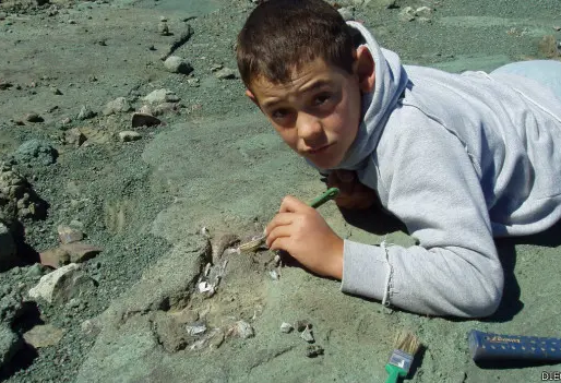 Diego Suárez desenterrando un fósil de dinosaurio