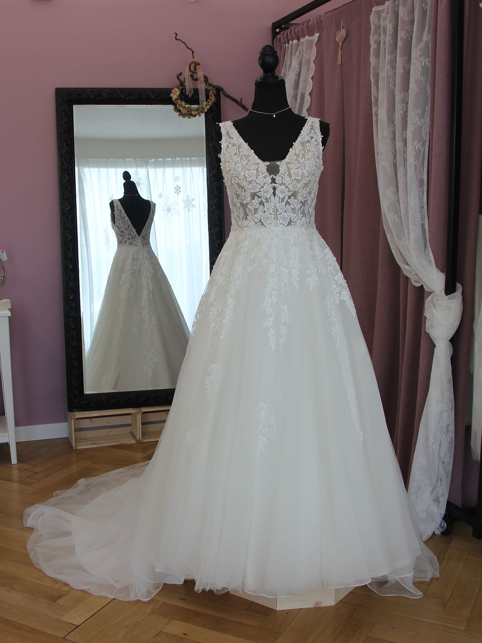 A-Linie mit  Blumenapplikationen und tiefem Rücken