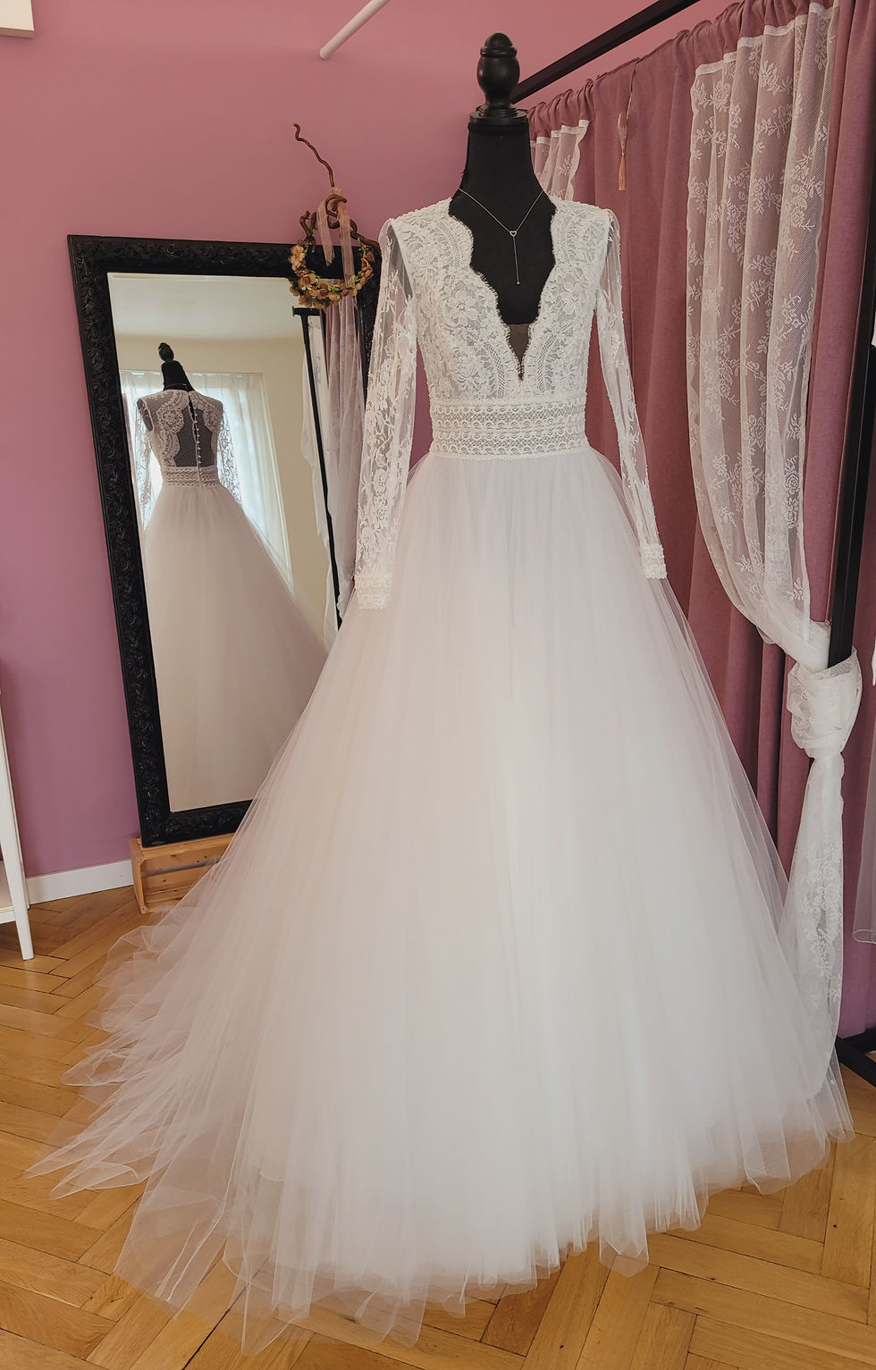 A-Linie mit Tüllrock und langen Ärmel