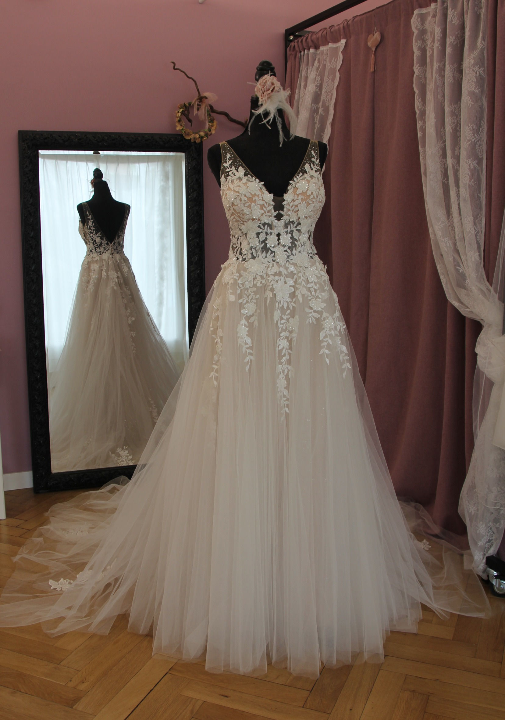 A-Linie mit Tüllrock, tiefem Rückenausschnitt und Schleppe