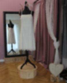 Kurzes Brautkleid mit Spitze und Träger
