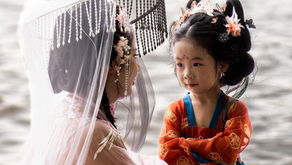 Mulher chinesa com sua filha se olhando às margens do rio West vestidas com roupas tradicionais chinesas 