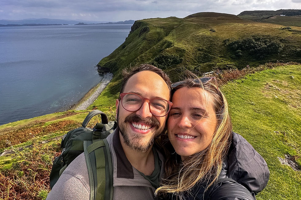 casal fazendo selfie com falésias na escócia de fundo